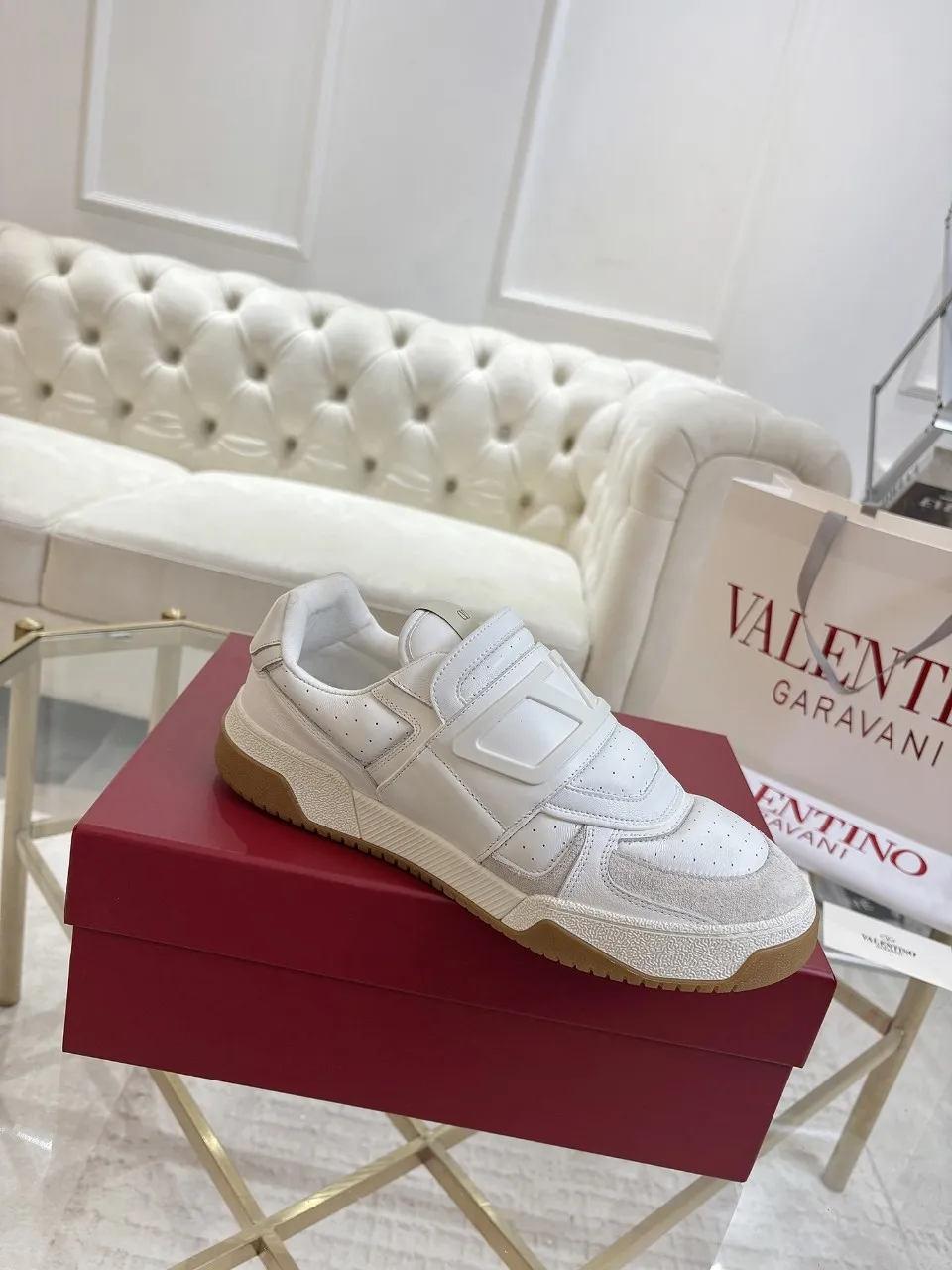 👟👟Ex-factory price 640👟👟 🔺Valentino🔺 Valentino casual shoes! Top version!  Purchase the original version and develop it 1:1! Lasting technology, classic splicing, fashionable and versatile, 🎁Full set of packaging at the same time at the counter. Fabric: customized cowhide + super soft sheepskin + mercerized cow suede. Lining: original double-sided velvet + breathable mesh. Outsole: original TPU material outsole, non-slip and wear-resistant. Code number: men 39~46